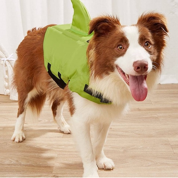 Size medium dog life jacket with shark fin - Picture 2 of 8